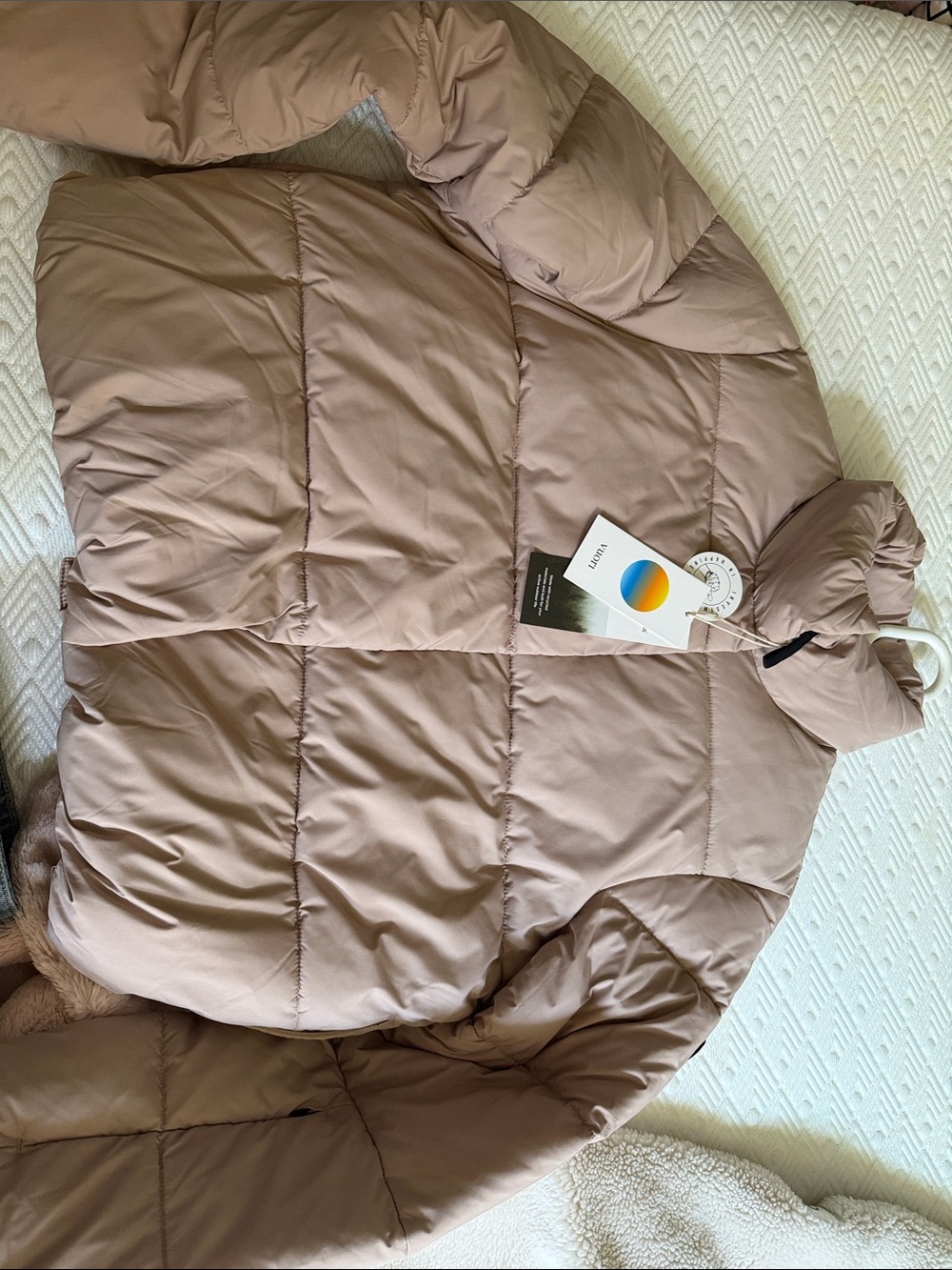 Vuori Women's Taupe-Light Puffer Jacket